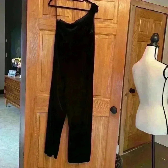 BANANA REPUBLIC NWT BLACK VELVET ONE SHOULDER MAXI JUMPSUIT Petite Large - Picture 8 of 14